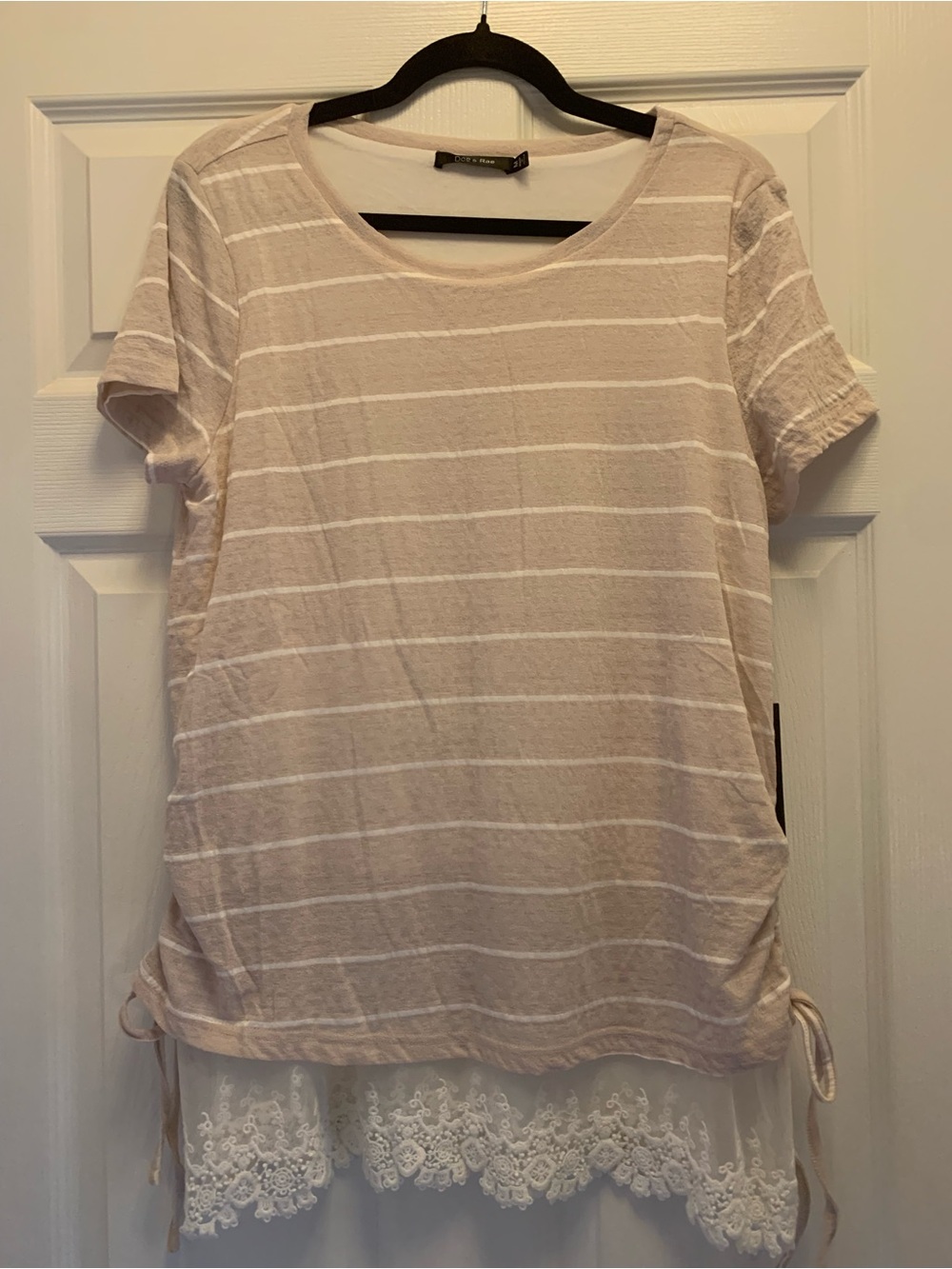 Doe & Rae Women’s Size Medium Short-Sleeved Blouse